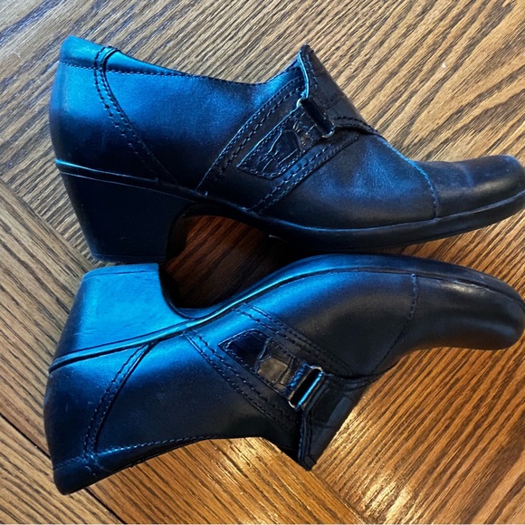 Clarks Women's Leather Side Zip Black Heeled Boots Size 9 - Picture 3 of 7